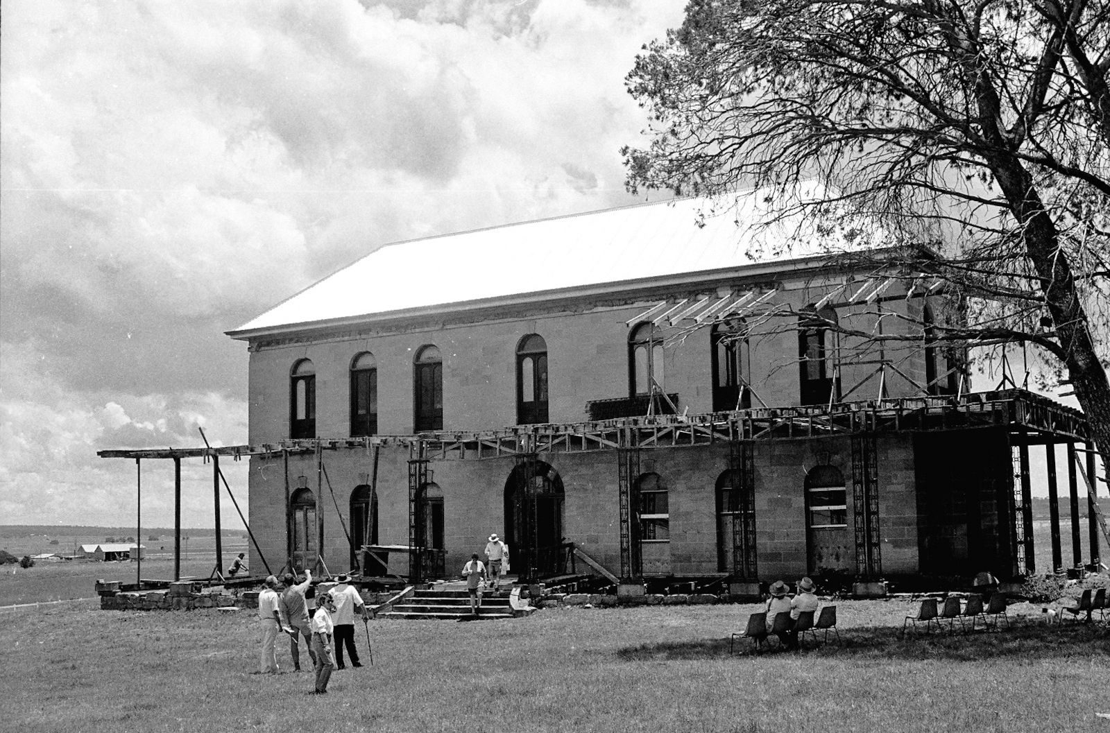 Glengallen Homestead with veranda under construction, 1996 / 99183981271602061 / Courtesy: John Oxley Library, State Library of Queensland, Brisbane